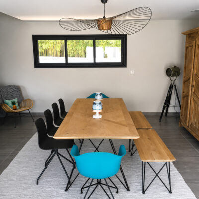 Ensemble de table et banc en chêne massif style contemporain Villa La Ciotat