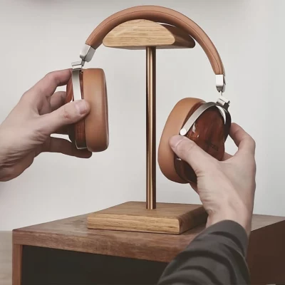 Porte casque audio large en chêne massif et acier haut de gamme