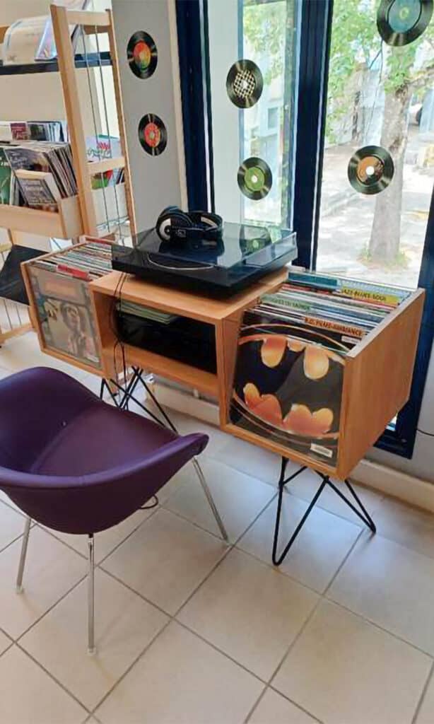 Mobilier en bois massif pour médiathèques et collectivités RSE, rangement de vinyles, fabriqué en France.