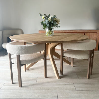 Table à manger ronde en chêne massif avec finition aile d’avion