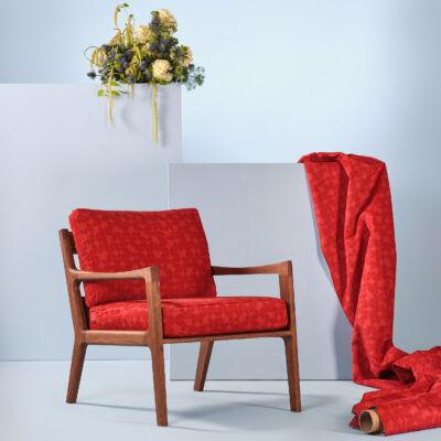 Fauteuil vintage bordeaux en chêne massif teinte noyer – Design années 50 par KOPO Création