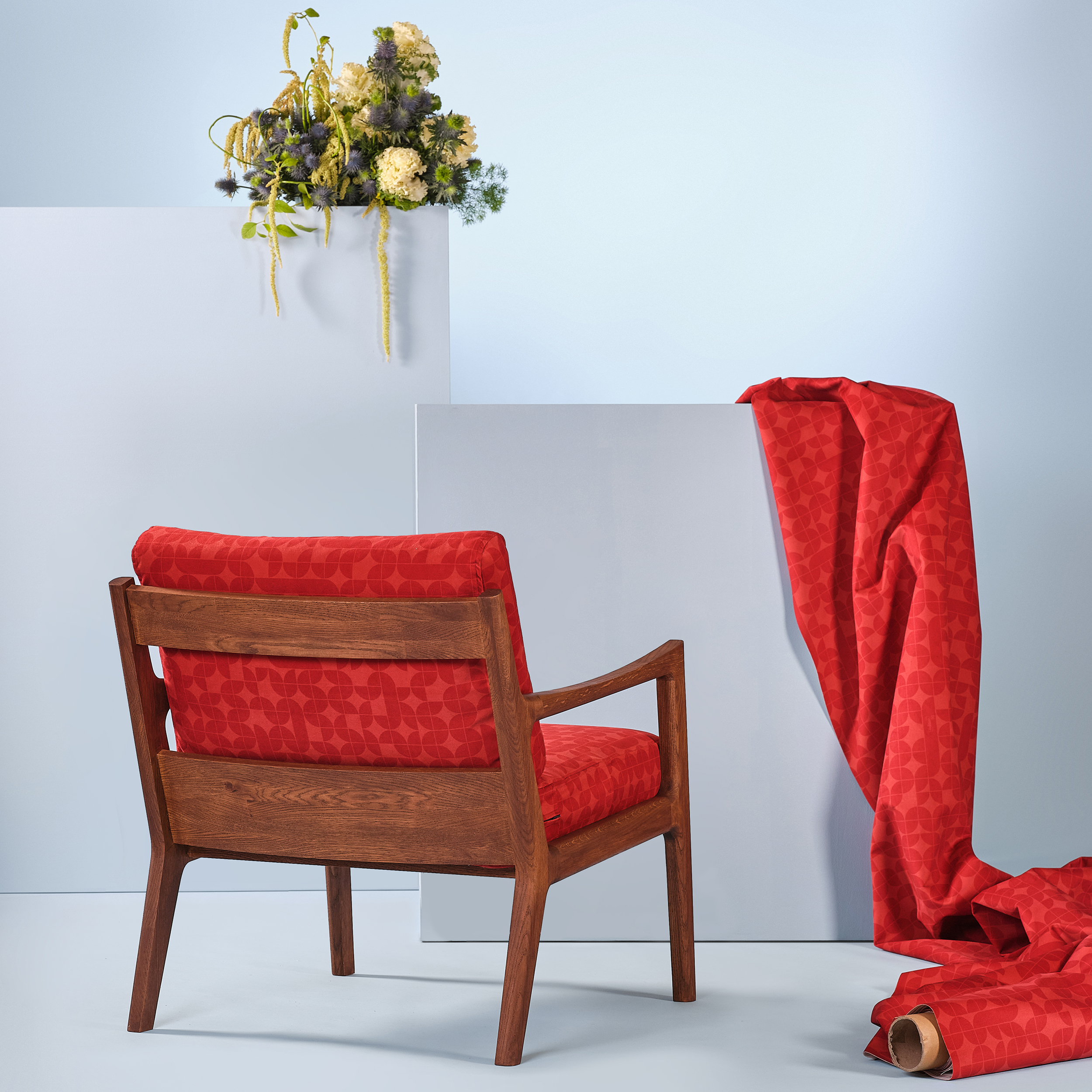 fauteuil_vintage_bordeaux_chene_massif_kopo_creation Fauteuil vintage bordeaux avec dossier arrondi – structure bois massif style Mid-Century