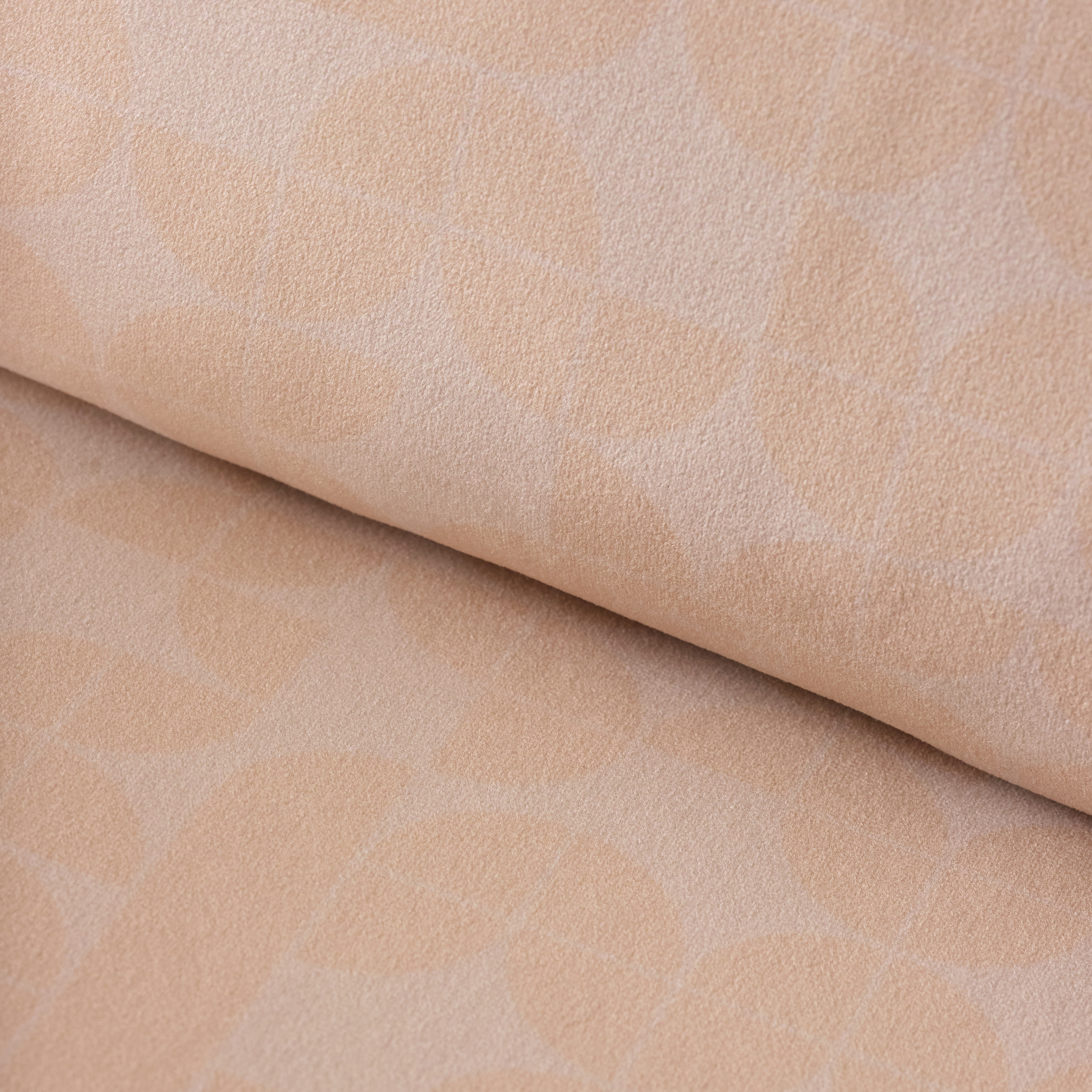 detail_tissu_beige_fauteuil_vintage_chene_kopo Zoom sur la suédine beige et le bois massif teinte noyer – fauteuil Édition.58