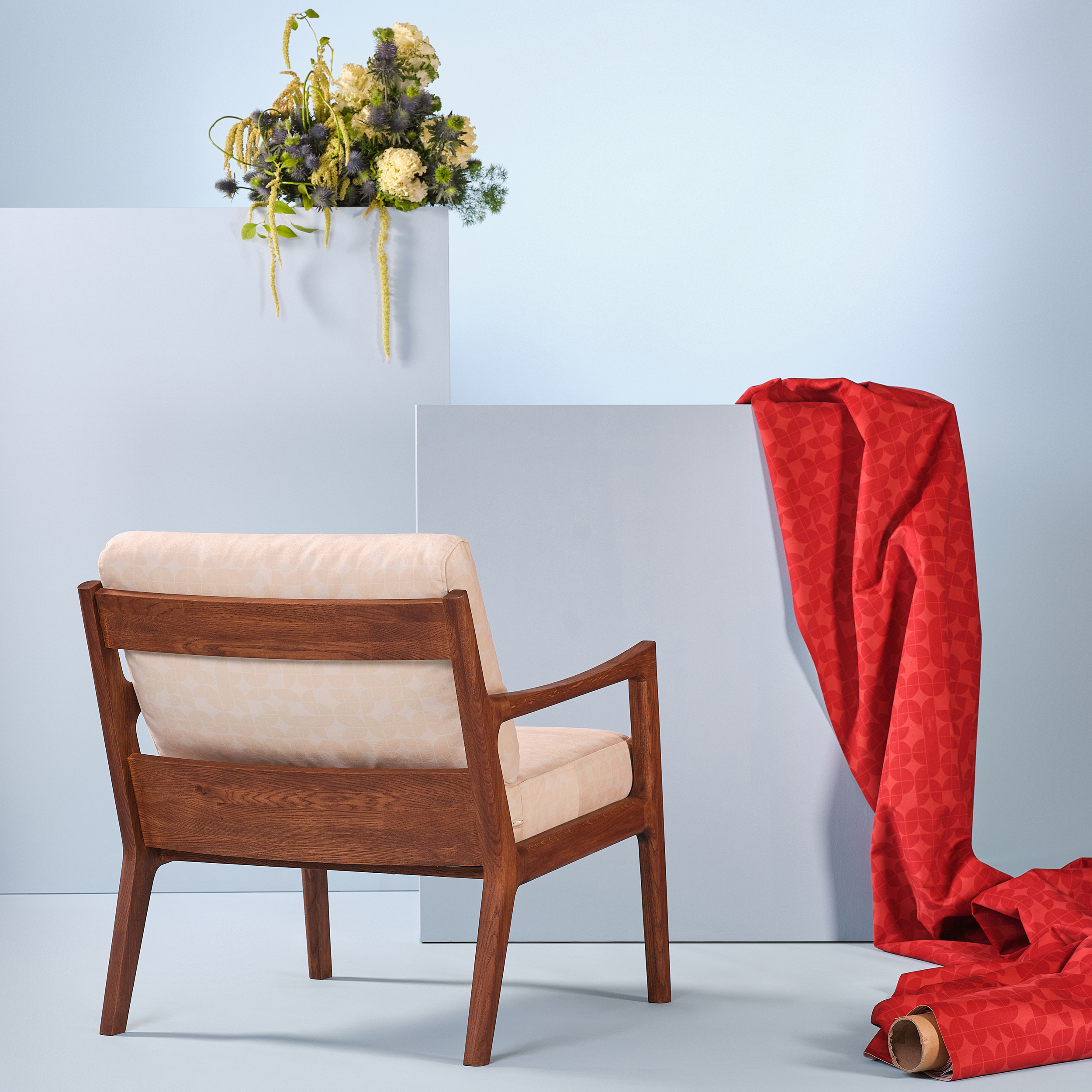 fauteuil_beige_vintage_annees_50_structure_bois_kopo Fauteuil Mid-Century beige en chêne massif teinté noyer – KOPO Création