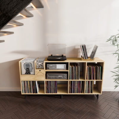Grand meuble Hifi en chêne massif pour vinyles avec platine et amplificateur dans un salon moderne.